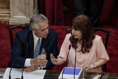 La vicepresidenta de Argentina, Cristina Kirchner, rechaza la botella de agua que le ofrece Alberto Fernandez, durante la apertura de sesiones del Congreso, el 1 de marzo de 2023, en Buenos Aires.