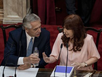 La vicepresidenta de Argentina, Cristina Kirchner, rechaza la botella de agua que le ofrece Alberto Fernandez, durante la apertura de sesiones del Congreso, el 1 de marzo de 2023, en Buenos Aires.