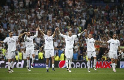 Los jugadores del Real Madrid celebran la victoria ante el Manchester City, al término del partido de vuelta de las semifinales en el estadio Santiago Bernabéu.