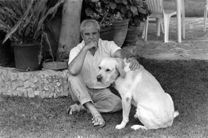 Juan Marsé, en Calafell con su perro 'Simón' en 1997.