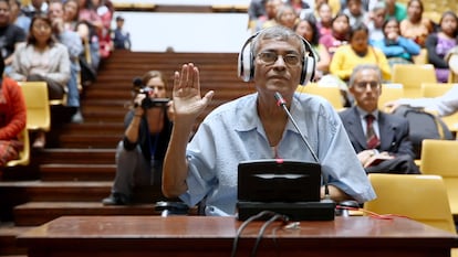 Elías Barahona, ‘El Topo’, testifica en el juicio en 2014 por el incendio a la Embajada de España en Guatemala de 1980, en una imagen del documental ‘El silencio del topo’