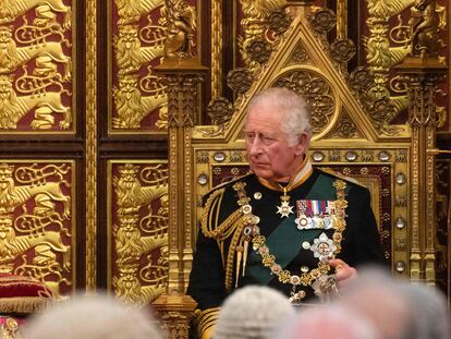 El príncipe Carlos participa en la ceremonia de apertura de sesiones del Parlamento británico sin Isabel II, este martes.