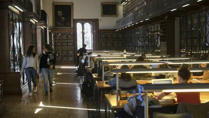 Varios estudiantes en la biblioteca de la Universidad de Barcelona.