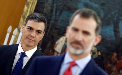 Pedro Sánchez, a la izquierda, junto al Rey, en su toma de posesión en el palacio de la Zarzuela como presidente del Gobierno, el 2 de junio de 2018. El día antes había ganado en el Congreso de los Diputados una moción de censura contra el presidente Mariano Rajoy, convirtiéndose en el séptimo presidente de la Democracia.