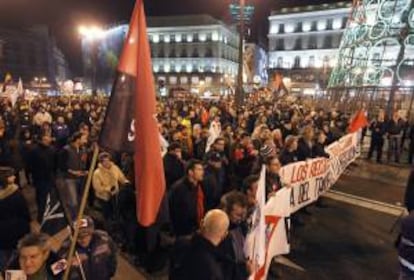 Cabecera de la manifestación que los trabajadores de Metro y EMT han llevado a cabo hoy por las calles de Madrid, para protestar por los recortes salariales.