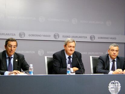 De izquierda a derecha, el diputado general de Bizkaia, José Luis Bilbao; el consejero de Economía, Carlos Aguirre, y los diputados generales de Álava, Javier de Andrés, y Gipuzkoa, Martin Garitano, en su rueda de prensa conjunta tras la última reunión del Consejo Vasco de Finanzas, el pasado 14 de octubre en Vitoria.