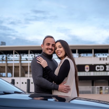 Diana Labrador, 24 años junto a su pareja, Mario Vadillo, 28 años posan en el Nuevo Vivero donde tuvieron su primera cita tras conocerse de manera online en el confinamiento.