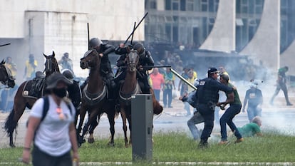 Enfrentamiento entre las fuerzas de seguridad y seguidores de Bolsonaro, el pasado 8 de enero en Brasilia.