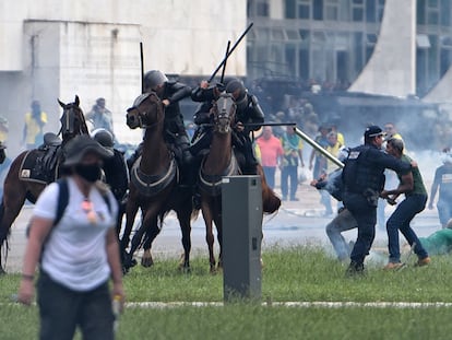 Policía y bolsonaristas se enfrentan a las afueras del Palacio de Planalto, en Brasilia, el pasado 8 de enero.