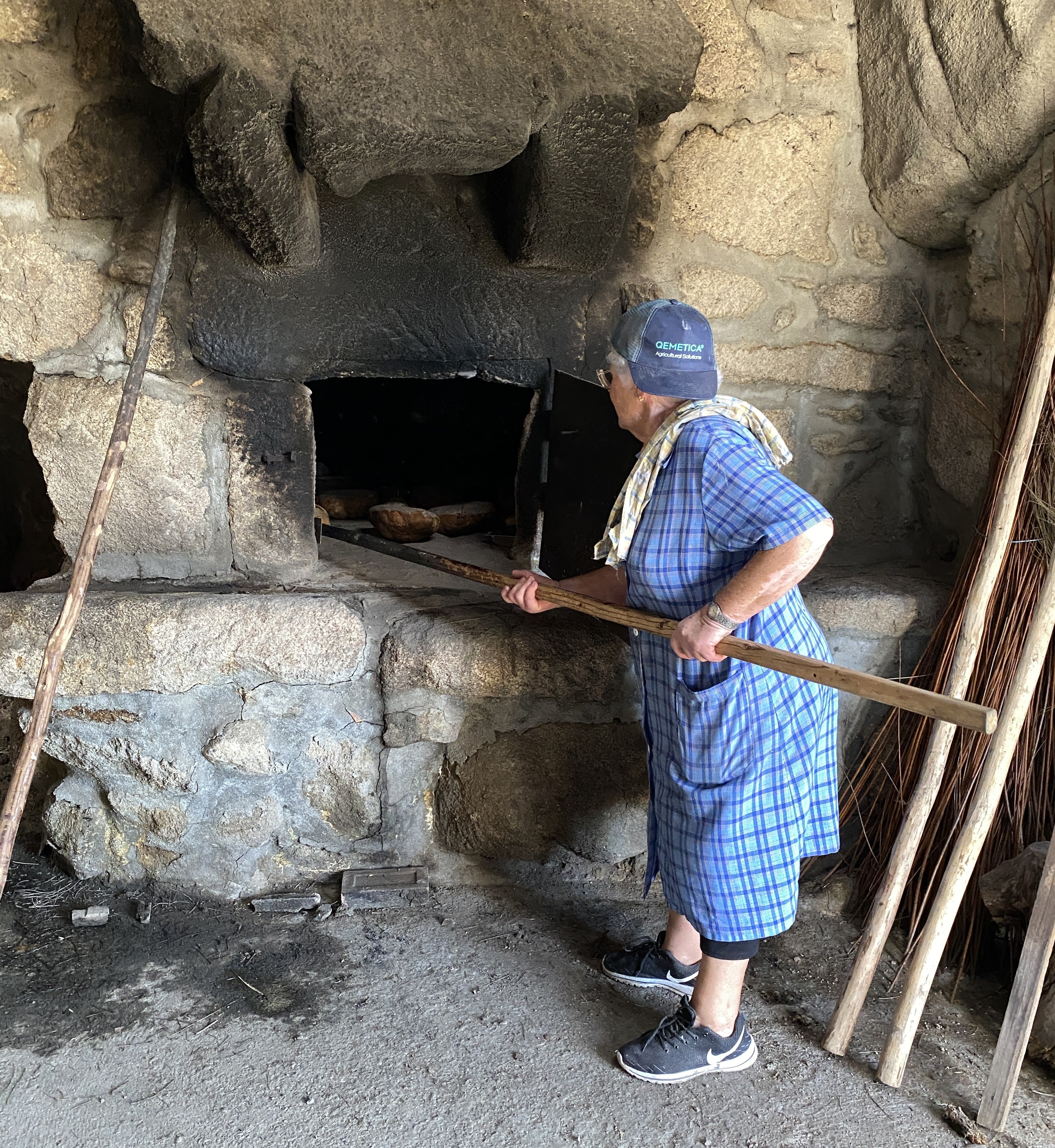 Así volvió a encenderse el horno de pan comunal en la aldea gallega de Pidre