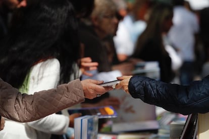 Un venedor lliura un llibre. 