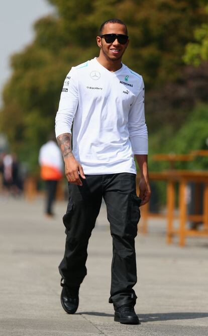 Hamilton llega al circuito.