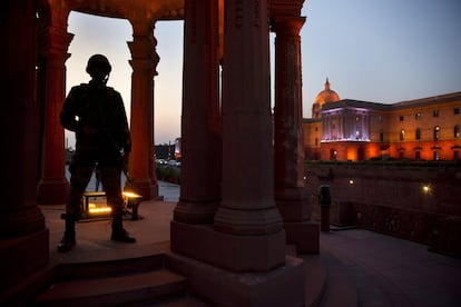 Un soldado del ejército indio monta guardia en las colinas de Raisina, la sede gubernamental del poder, en Nueva Delhi (India).