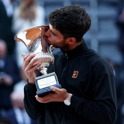 ROME, ITALY - MAY 18: Carlos Alcaraz of Spain kisses the trophy as he celebrates victory against Jannik Sinner of Italy following the Men's Singles Final match on Day Fourteen of the Internazionali BNL D'Italia 2025 at Foro Italico on May 18, 2025 in Rome, Italy. (Photo by Dan Istitene/Getty Images)