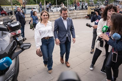 El candidato de ERC, Pere Aragonès, llega este domingo al pabellón de la Estació del Nord de Barcelona acompañado de su mujer para seguir los resultados de la noche electoral.