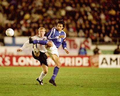 Litmanen, ante Scholes en el Mundial 2002.