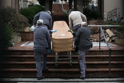 Inhumacion a puerta cerrada, sin asistentes, de una persona fallecida por coronavirus en el cementerio de Sant Gervasi, en Barcelona, el pasado 30 de marzo.