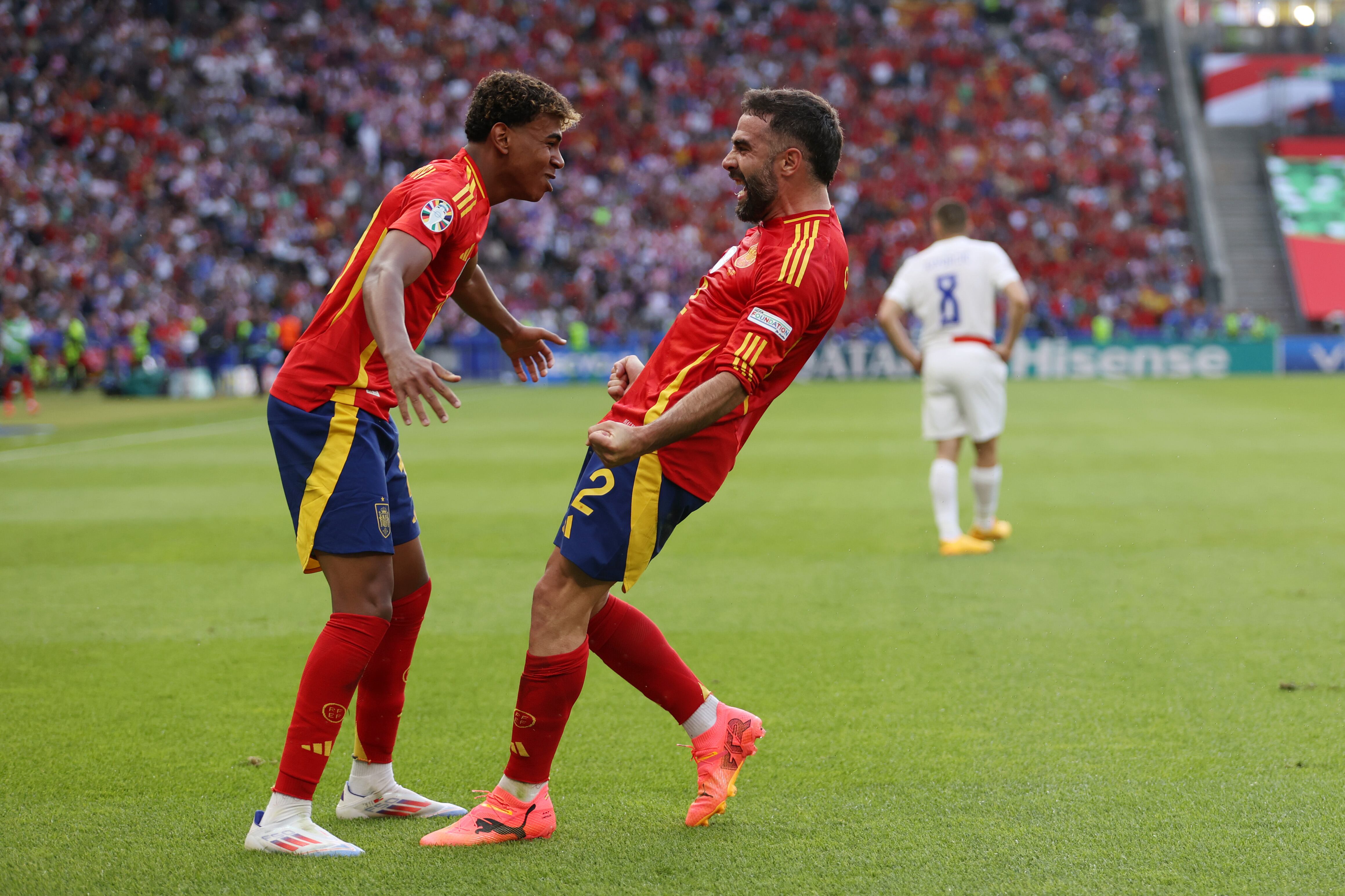 Dani Carvajal celebra con Lamine Yamal el tercer tanto de España.