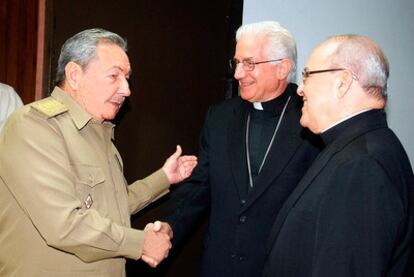 Raúl Castro saluda a Dionisio García ante el cardenal Jaime Ortega.