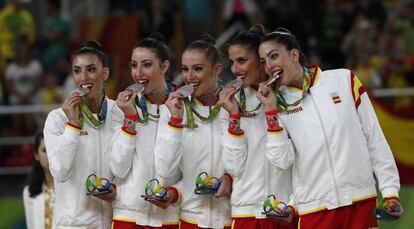 El conjunt espanyol amb la medalla de plata.