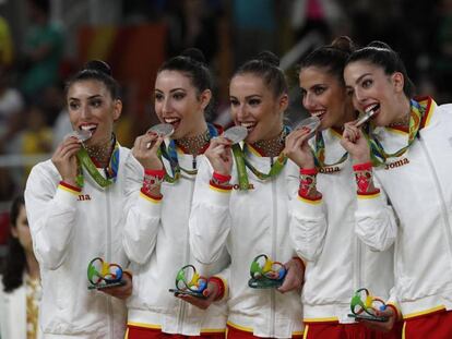El conjunt espanyol amb la medalla de plata.