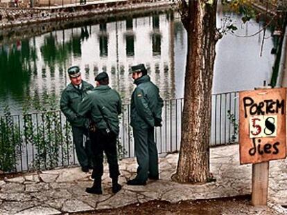 Tres agentes de la Guardia Civil, ayer en los alrededores del estanque de Capellades.