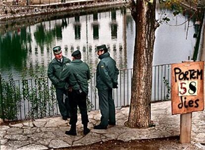 Tres agentes de la Guardia Civil, ayer en los alrededores del estanque de Capellades.