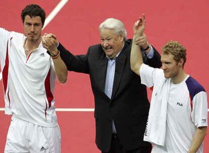 La pareja ganadora celebra el triunfo junto al ex presidente ruso Boris Yeltsin.