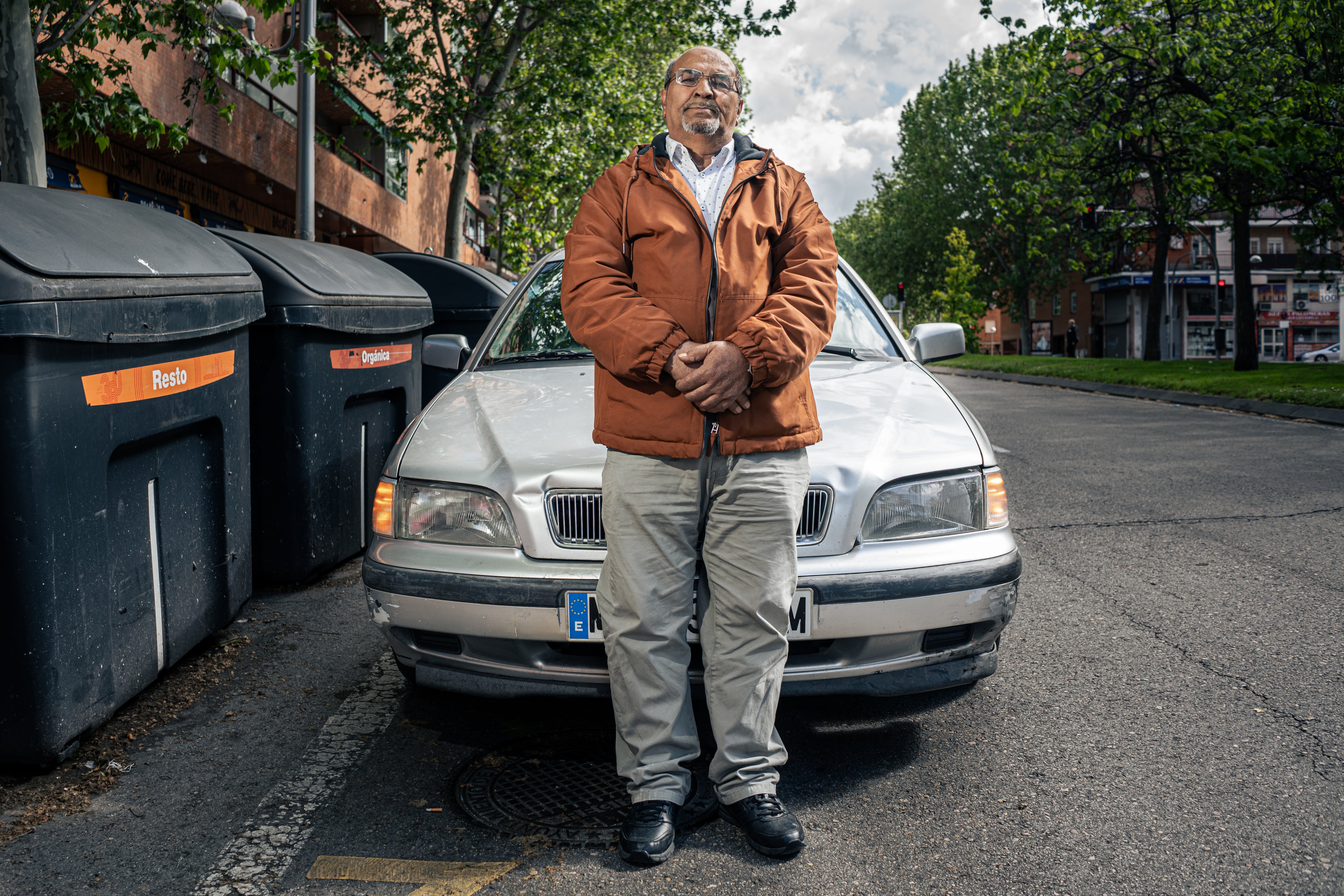 Juan José Hernández, desahuciado por la Agencia de la Vivienda Social de la Comunidad de Madrid, delante de su coche.
