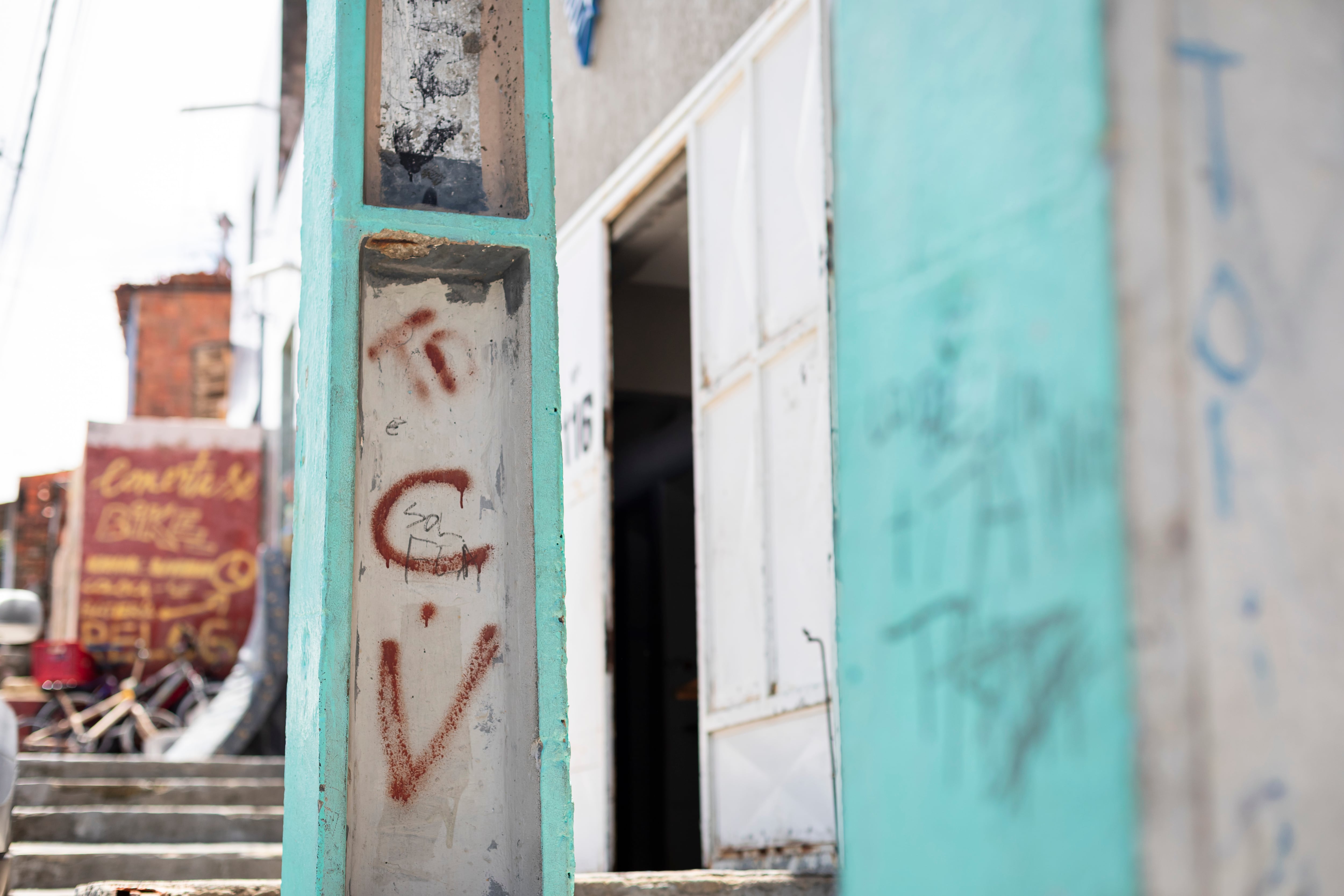 Un grafitti de Comando Vermelho en las calles de Fortaleza.