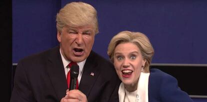 Alec Baldwin y Kate McKinnon, caracterizados como Donald Trump y Hillary Clinton.