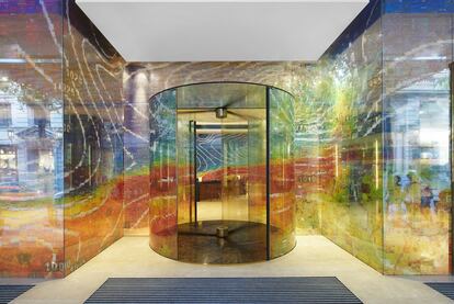 <i>Googlegrama</i> del artista Joan Fontcuberta a las puertas del hotel Meridien, en Barcelona.