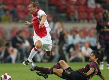 Sneijder supera una entrada de Eduardo, del Arsenal, durante un amistoso reciente.