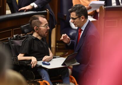 El portavoz de Unidas Podemos en el Congreso, Pablo Echenique, y el ministro de Presidencia, Relaciones con las Cortes y Memoria Democrática, Félix Bolaños, conversaban en el pleno del 22 de junio.