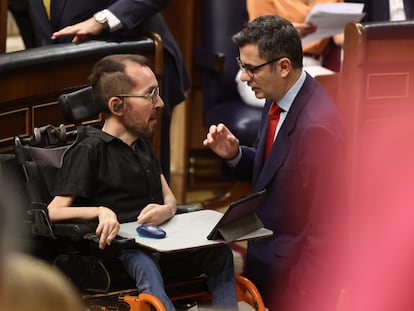 El portavoz de Unidas Podemos en el Congreso, Pablo Echenique, y el ministro de la Presidencia, Félix Bolaños, en una sesión de control, en el Congreso de los Diputados el 22 de junio.