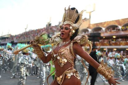 Camila Silva, la reina del tambor de la escuela de samba Mocidade, actua en el segundo día del Carnaval de Río.