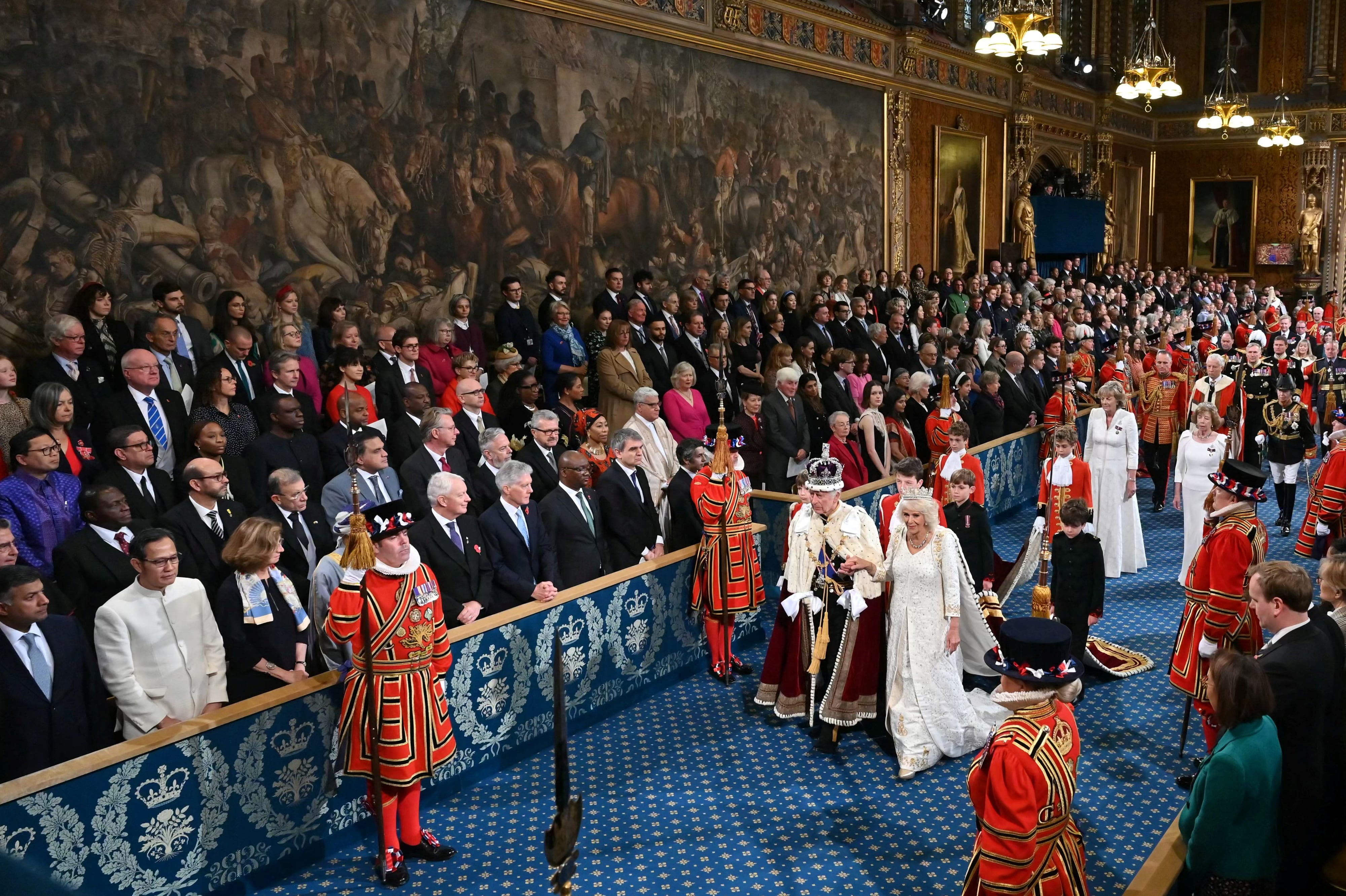 Carlos III, con la Corona Imperial, acompañado de la reina consorte Camila, se dirige este martes hacia la Cámara de los Lores. 