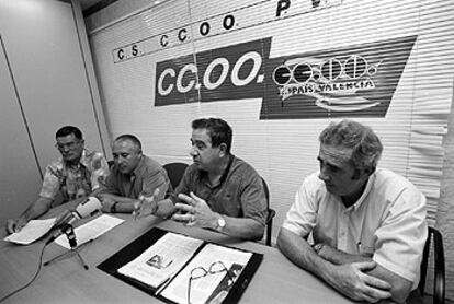 Francisco Martínez, tercero por la izquierda, con otros tres afectados por el amianto en 2000.
