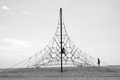Un niño juega en una estructura recreativa infantil en la playa del Fòrum (Barcelona, 2021).