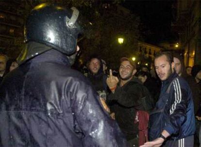 Jóvenes radicales se enfrentan a la policía en Granada