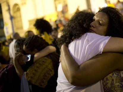 Renata Souza, à direita, consola outra pessoa durante ato em homenagem a Marielle e Anderson, nesta segunda. 