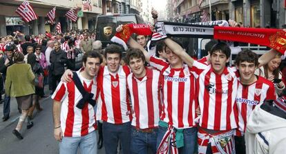 Aficionados del Athletic animan a su equipo en Pozas.