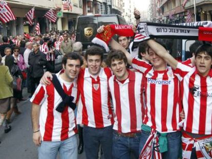 Aficionados del Athletic animan a su equipo en Pozas.