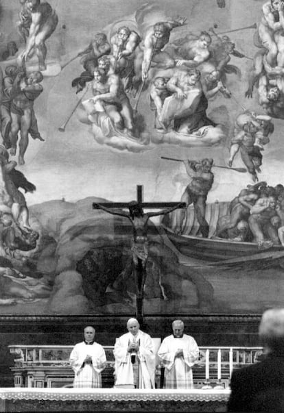 El Papa Juan Pablo II preside la misa con la que se celebró la reapertura de la Capilla Sixtina, tras la restauración de los frescos de 1994.