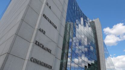 FILE PHOTO: Signage is seen at the headquarters of the U.S. Securities and Exchange Commission (SEC) in Washington, D.C., U.S., May 12, 2021. REUTERS/Andrew Kelly/File Photo