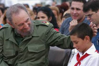 Castro saluda al niño balsero Elián González en un acto de graduación de escolares ayer en Cárdenas.