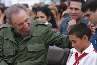 Castro saluda al niño balsero Elián González en un acto de graduación de escolares ayer en Cárdenas.