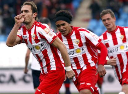 Carlos García celebra su gol ante Osasuna.