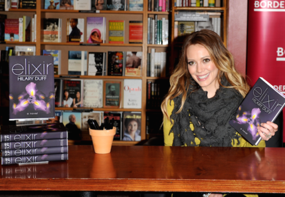 Hilary Duff defendió que la idea original de ‘Elixir’ (Simon & Schuster) es suya.