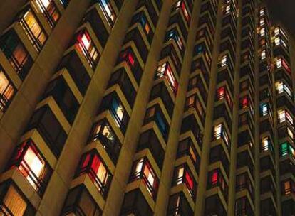 La iluminación en las ventanas del hotel reconstruye a gran escala las composiciones abstractas de Piet Mondrian.